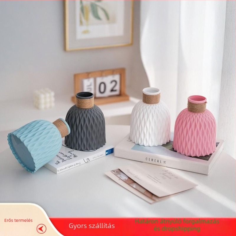 Ananászmintás műanyag váza hempzsinórral körbetekerve, vízhullám mintázattal, kis váza Instagram-stílusban