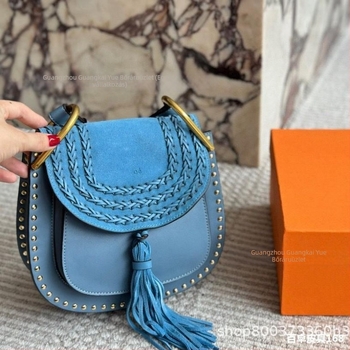 Mat nubuk bőr crossbody táska bojtokkal, szegecsekkel és patkó alakú csattal — retro női kiegészítő