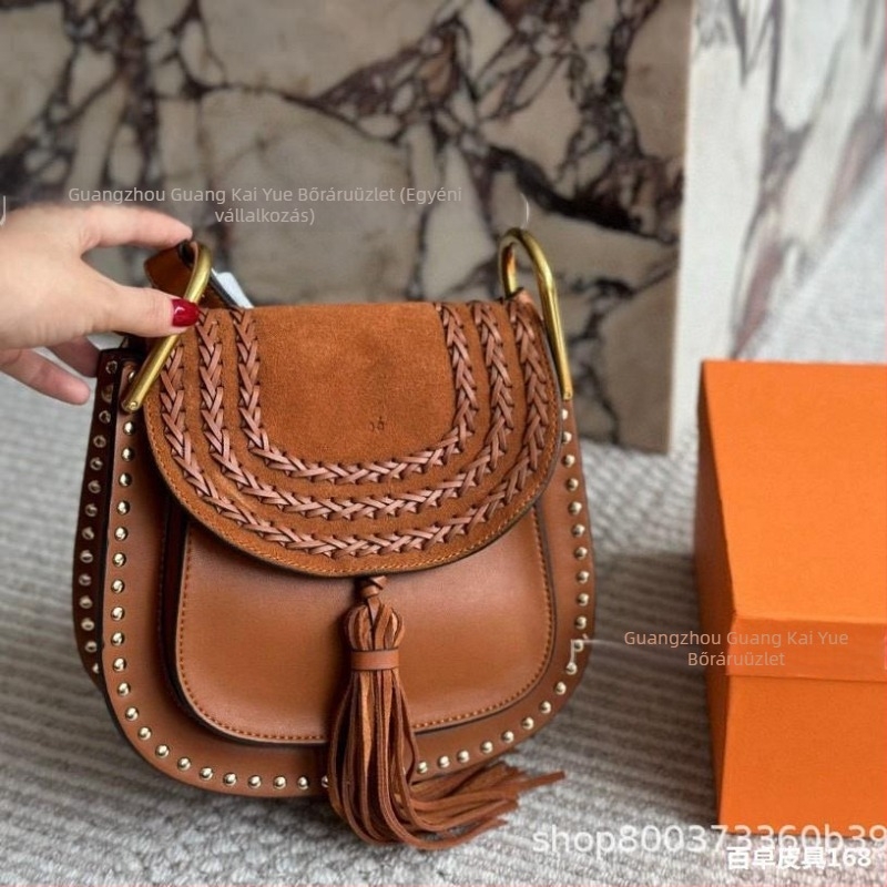 Mat nubuk bőr crossbody táska bojtokkal, szegecsekkel és patkó alakú csattal — retro női kiegészítő