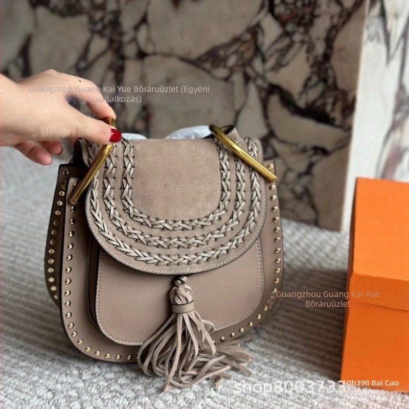 Mat nubuk bőr crossbody táska bojtokkal, szegecsekkel és patkó alakú csattal — retro női kiegészítő