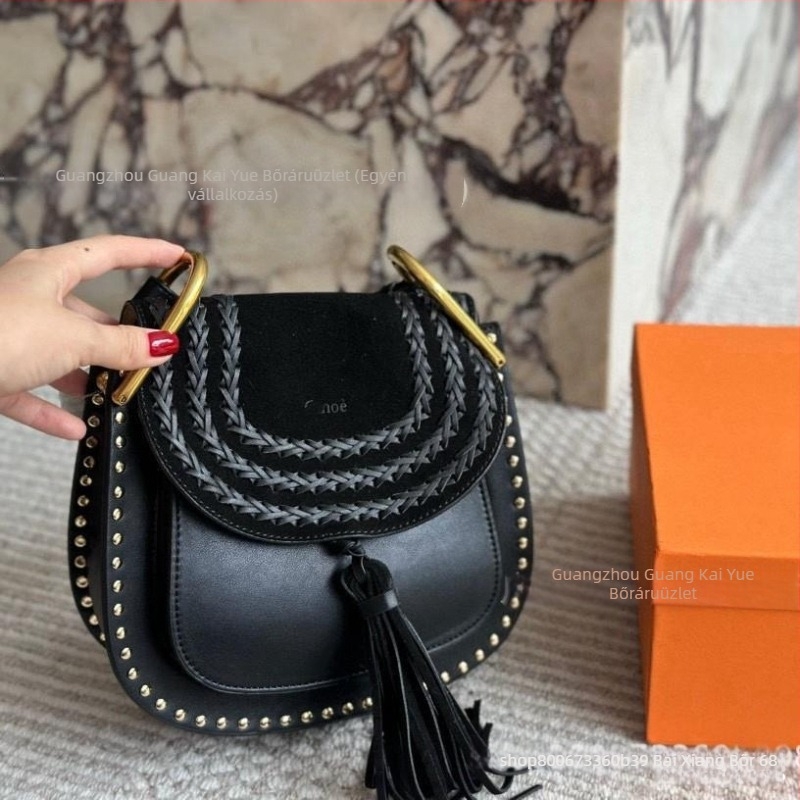 Mat nubuk bőr crossbody táska bojtokkal, szegecsekkel és patkó alakú csattal — retro női kiegészítő