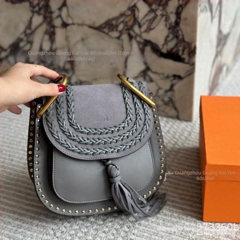 Mat nubuk bőr crossbody táska bojtokkal, szegecsekkel és patkó alakú csattal — retro női kiegészítő