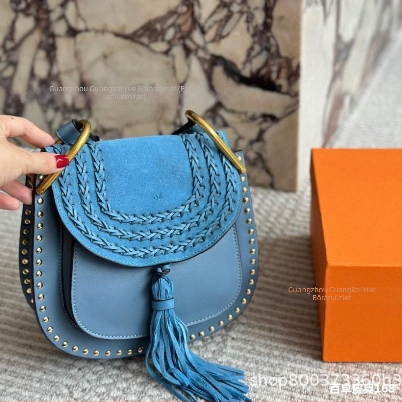Mat nubuk bőr crossbody táska bojtokkal, szegecsekkel és patkó alakú csattal — retro női kiegészítő