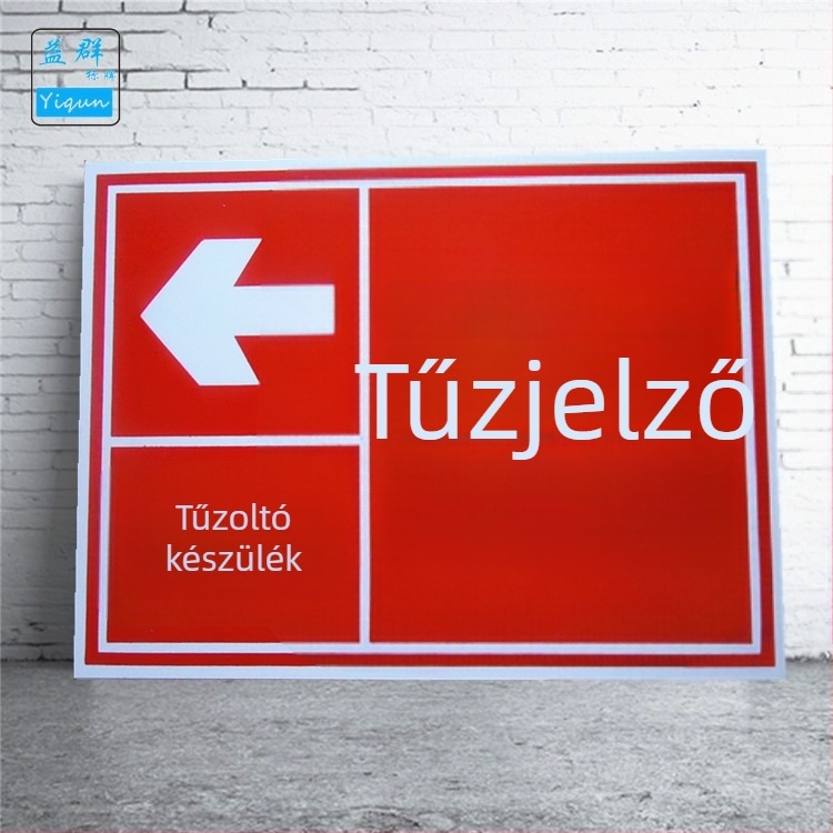 PVC tűzvédelmi jel a tűzoltó készülékhez, műanyag jelzőtábla, szitanyomtatással, 300 x 400 mm, 0,8 mm vastagság, piros háttér és piros logó.