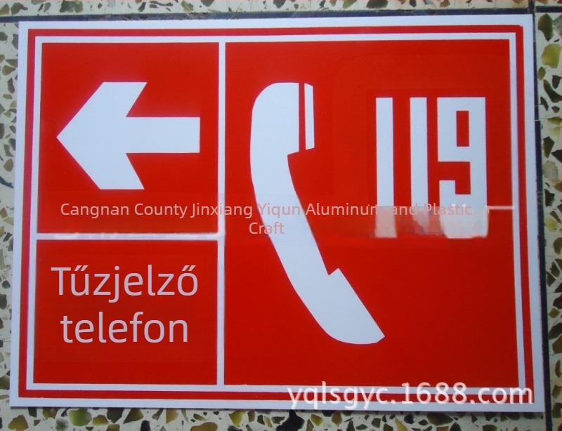 PVC tűzvédelmi jel a tűzoltó készülékhez, műanyag jelzőtábla, szitanyomtatással, 300 x 400 mm, 0,8 mm vastagság, piros háttér és piros logó.