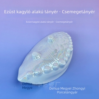 Kerámiás, szabálytalan korong alakú tál ezüst lézerrel vágott kagyló mintával, japán stílusú étkészlet