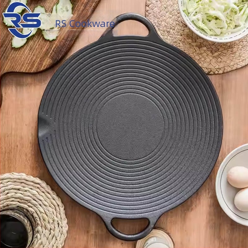Kétfülű vasöntvény grillserpenyő, kör alakú, halak sütésére, teppanyaki stílusban, középen mélyedéssel