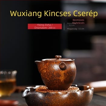 Yixing lila agyag teáskanna kézben tartva, két részes fedeles tálas készlet