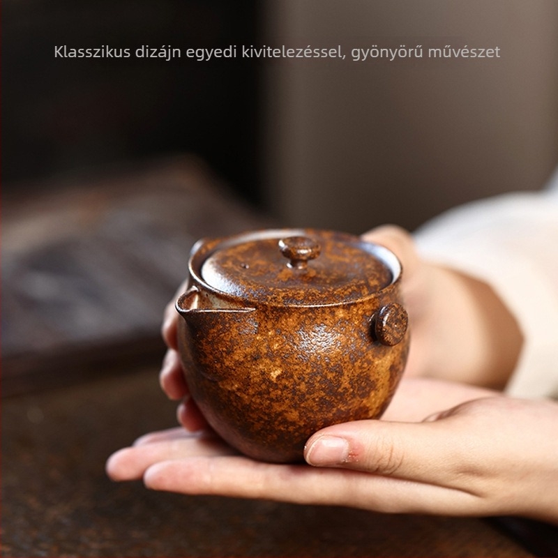 Yixing lila agyag teáskanna kézben tartva, két részes fedeles tálas készlet
