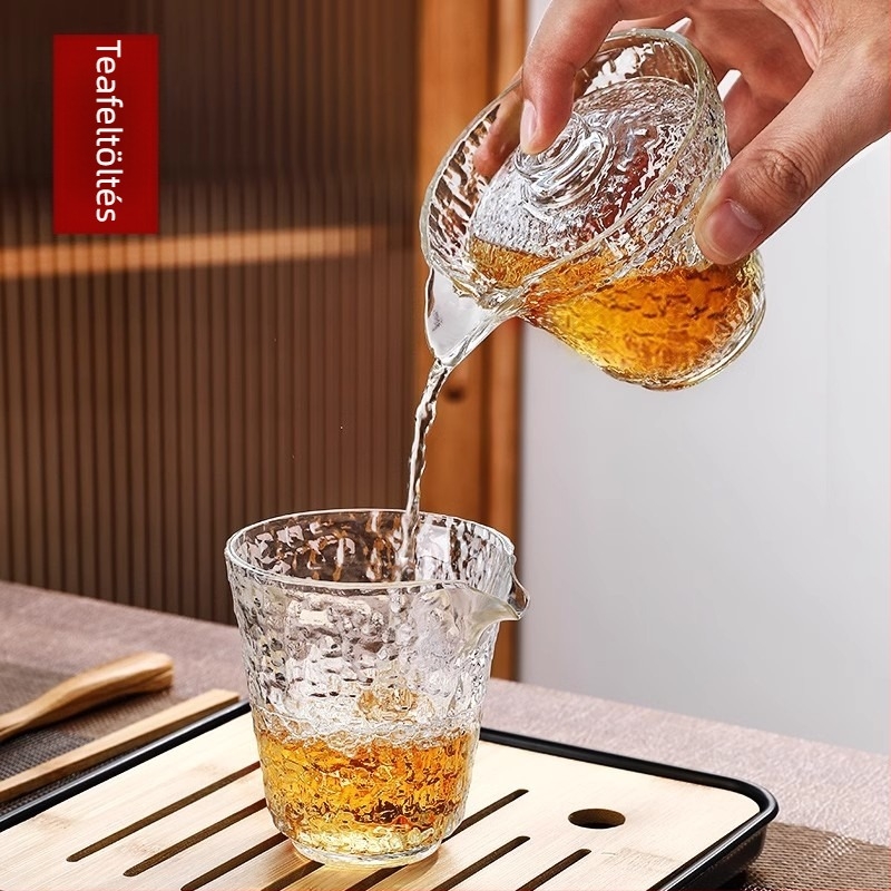 Japán stílusú üveg teáskészlet kalapált mintázattal és jégverő motívummal, 8 darab
