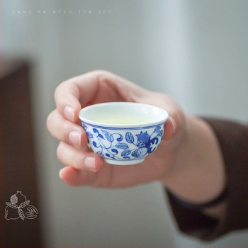 Kézzel festett porcelán teáscsésze kék-fehér mintával, kis méretű, otthoni használatra