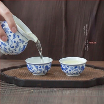 Kézzel festett porcelán teáscsésze kék-fehér mintával, kis méretű, otthoni használatra