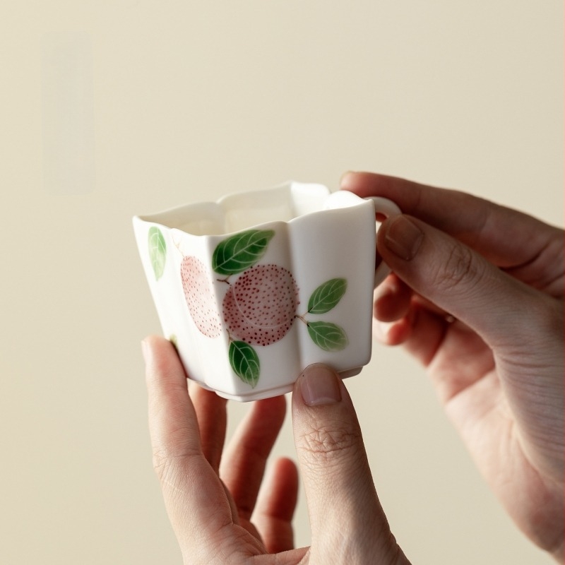 Kézzel festett teáscsésze Lychee motívummal, aláglazúros kerámia, négyszögletes formájú, japán stílusú, személyes használatra