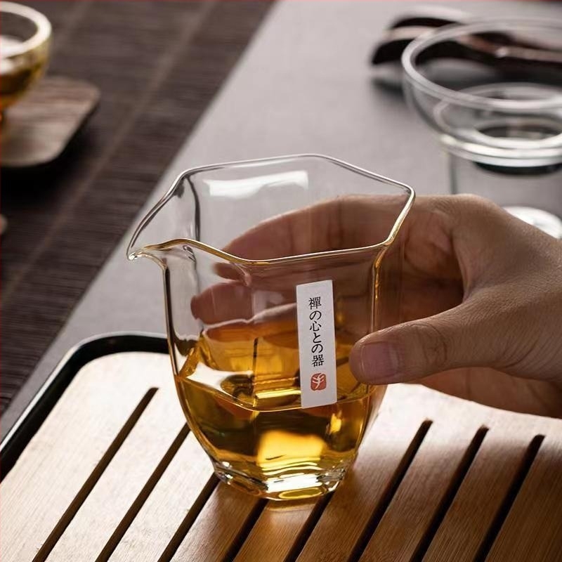 Japán stílusú hőálló boroszilikát üveg teáskészlet: hatszögletű egységes pohár, öntő pohár és teás tálca
