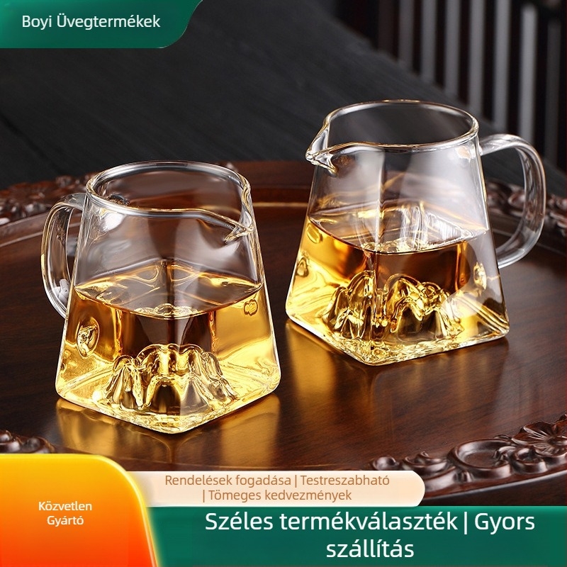 Üvegből készült teáskészlet kiegyensúlyozó pohárral, teás osztóval és teás tálcával, elegáns.