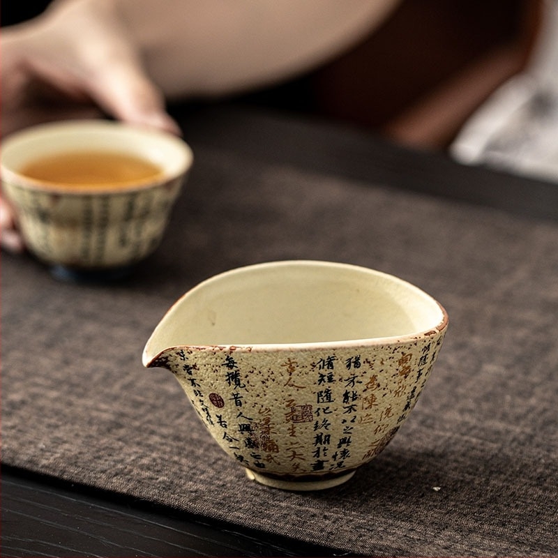 Kék-fehér porcelán teás pohár kaligráfikus motívummal kínai stílusban, otthoni és irodai használatra
