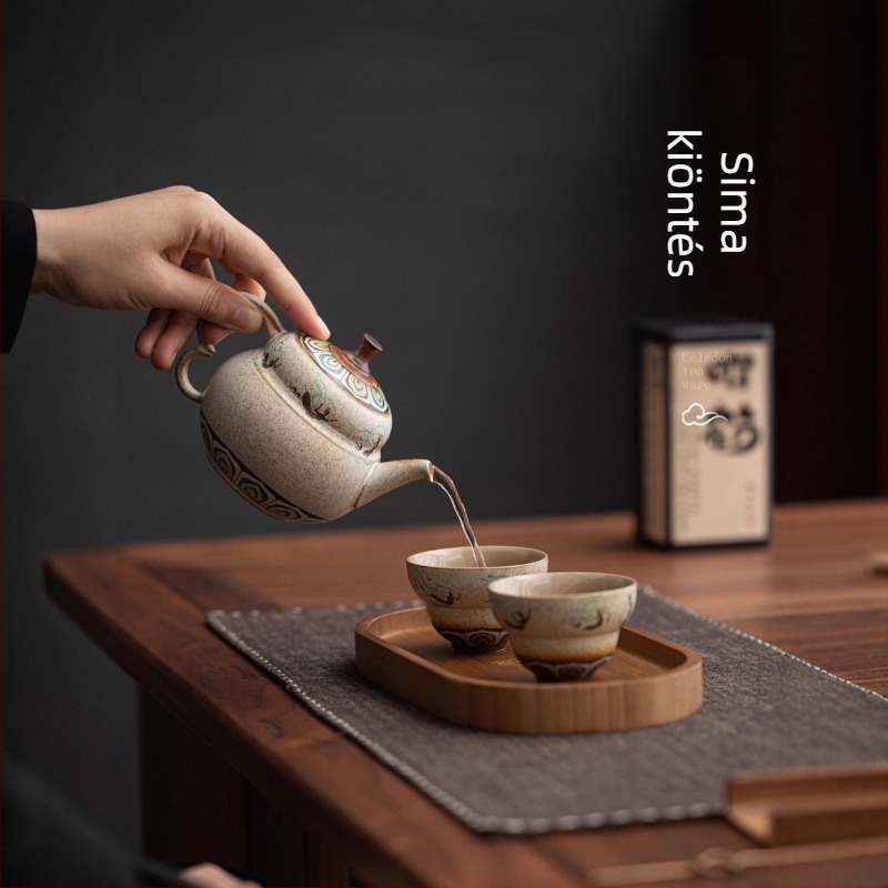 Dunhuang-ihletett, magas minőségű kínai stílusú teáskészlet egy teáskannával és két pohárral, durva kerámiából készült teáskanna száraz főzéshez, zen esztétika.