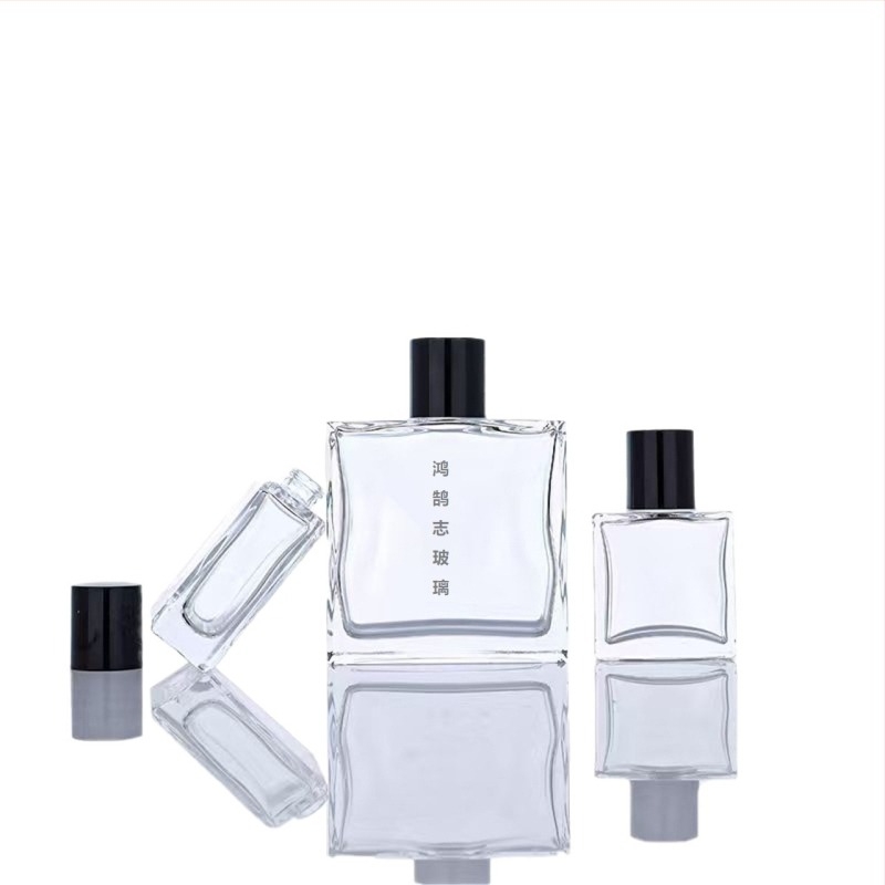 Üveg parfümös üvegek, kapacitások 50 ml, 100 ml és 30 ml, gradiens kék felületek, átlátszó fekete és kék.