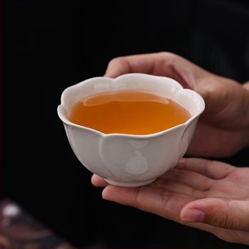 Gongfu teáscsésze hamvas kerámiából virágmintával, egy darab otthoni használatra, magas minőség.