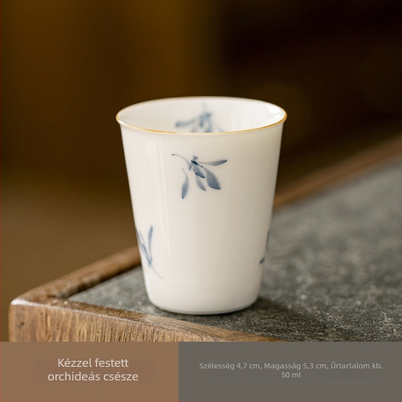 Kézzel festett teáscsésze lepkeorchidea motívummal, kerámia, aláglazúros szín, Kung Fu stílus, fehér porcelán, kóstolócsésze