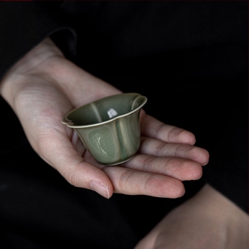 Celadon Yue Kiln négylevelű lóhere teáscsésze Gongfu teához, kerámia, virágos szirmú dizájn, otthoni és irodai használatra