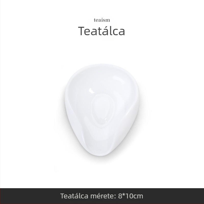 Fehér porcelán teáskészlet: teáskanál, teás merőkanál, teás tálca és teaceremónia kiegészítők
