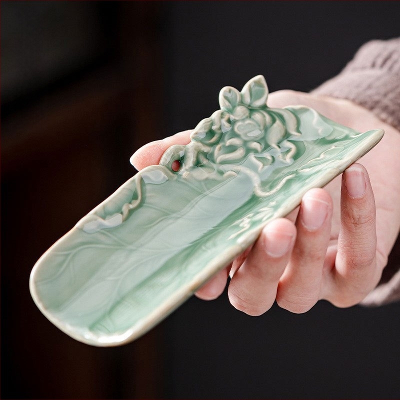 Kézzel faragott Yue kiln celadon lotus tea kanál, retro árnyékgravírozású kerámia tea kellékek kung fu teaceremóniához