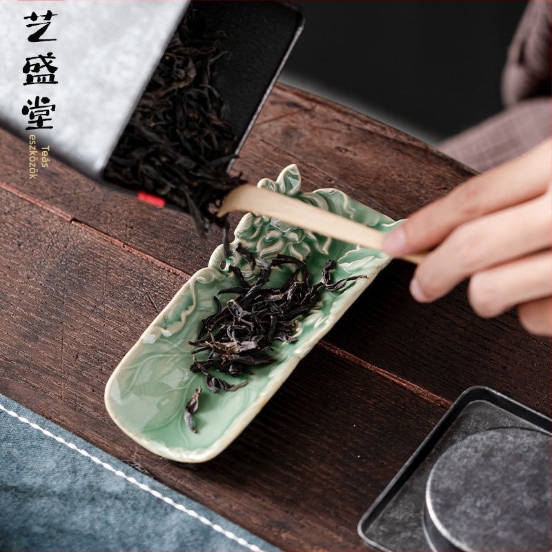 Kézzel faragott Yue kiln celadon lotus tea kanál, retro árnyékgravírozású kerámia tea kellékek kung fu teaceremóniához