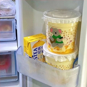 Egyszer használatos műanyag italos poharak tejes teához, kávéhoz és más italokhoz
