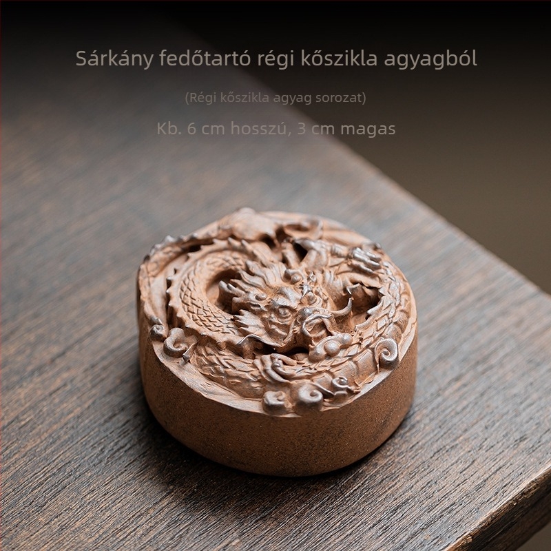Kerámiából készült teáskanna fedél tartó, hőszigetelő párnával és Tea Pet díszével, retro teaceremónia stílusban.