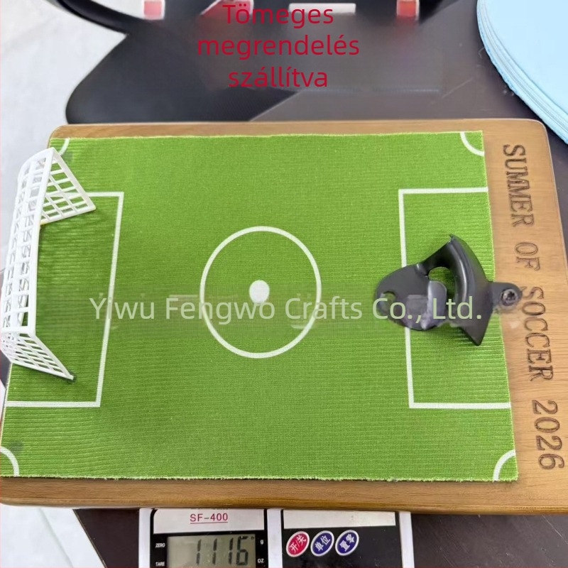 Fali dekoráció üvegnyitóval futballpálya formájában