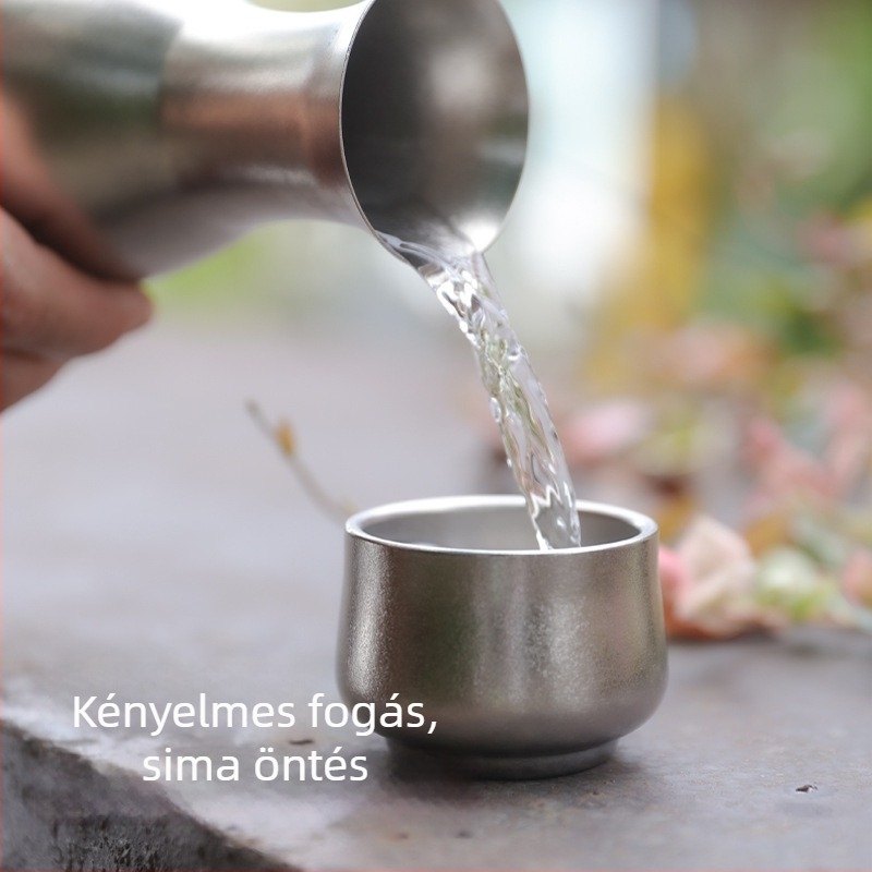 Titánium boros készlet otthoni használatra — hordozható boros kanna és kis poharak kempingezéshez