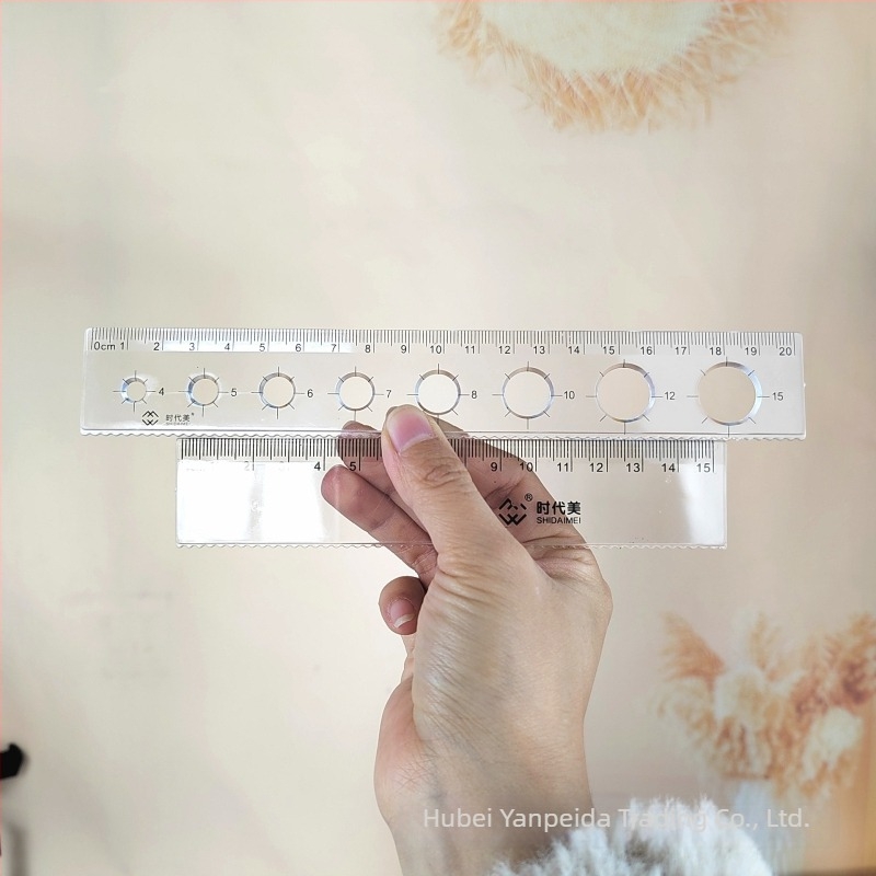 Műanyag négy darabos vonalzó készlet diákoknak, 15 cm és 20 cm hosszúságú vonalzókkal rajzoláshoz.