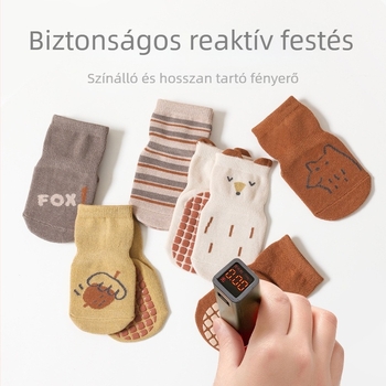 Kisgyermekek számára belső használatra készült pamut zokni csúszásmentes pöttyökkel, középmagasságú, jacquard mintával, 1-3 éveseknek.