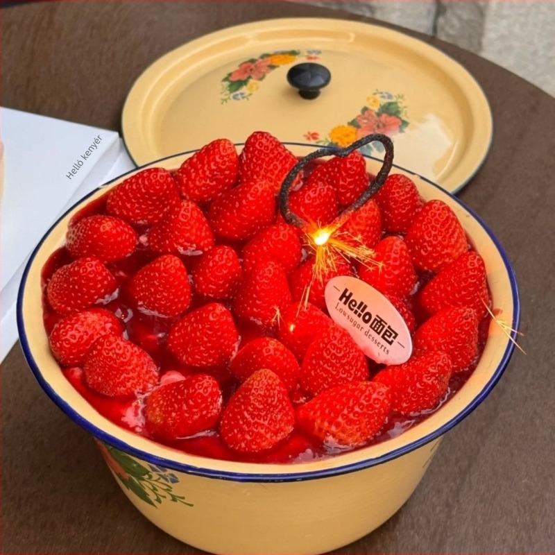 Emailezett konyhai készlet: torta tál fedővel, zsírtartó edény és dagasztó tál, sárga, kör alakú, Ø14 cm