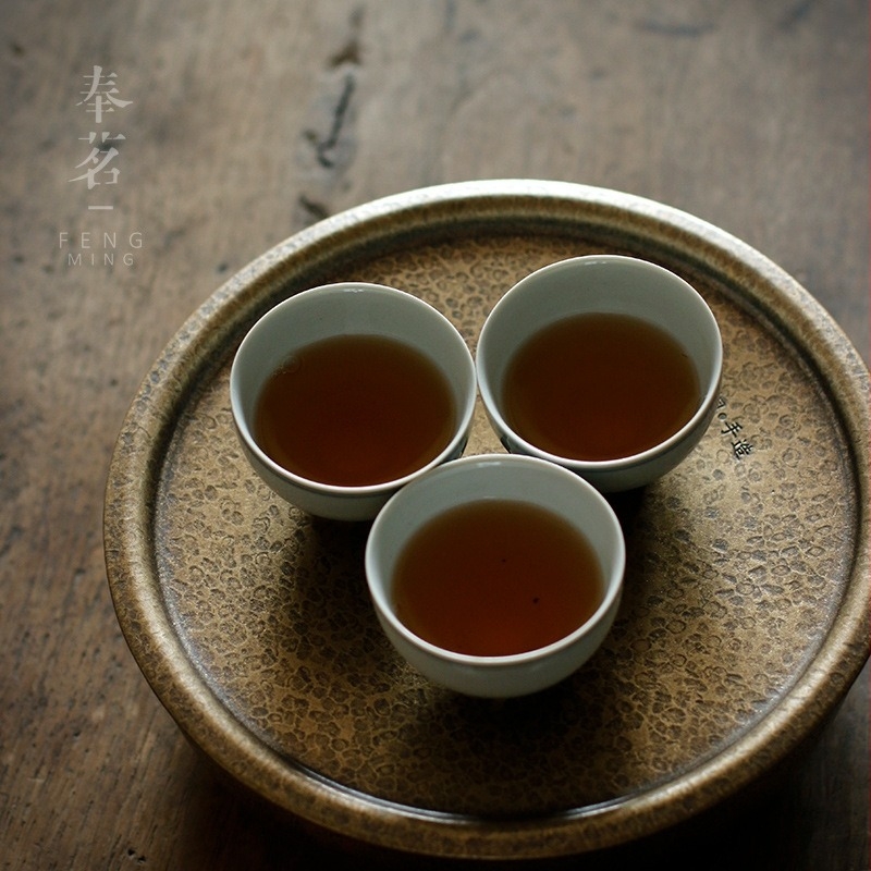 Kalapácsos mintás sárgaréz teáskészlet kör alakú teáskannatartóval, kis kör alakú teafedél-tálcával, víztartó párnával és tea maradék tartóval