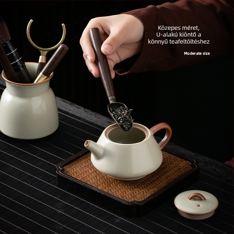 Beige Ru kiln tea ceremóniája hat úriemberrel – teafőzéshez való kiegészítők: teakés, csipesz, ecset, kanál