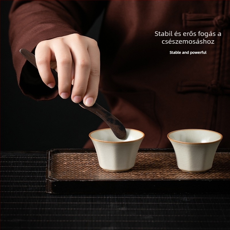Beige Ru kiln tea ceremóniája hat úriemberrel – teafőzéshez való kiegészítők: teakés, csipesz, ecset, kanál