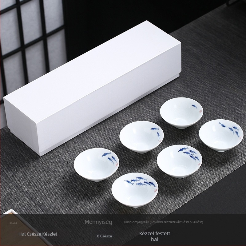 Fehér porcelán teáscsésze kézzel festett halakkal, kék-fehér Gongfu stílusban