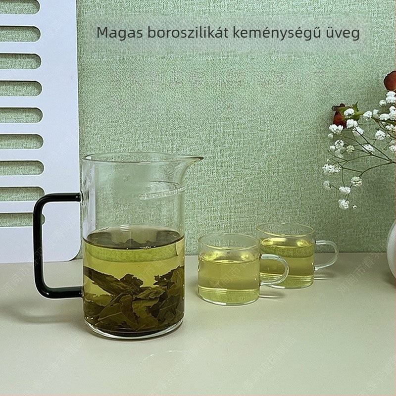 Üvegből készült teáscsésze integrált szűrővel és félhold alakú formával, tealevél-szűrő és tea-víz elválasztás