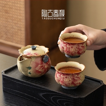 Kung-Fu teáskészlet porcelán teáskannával és két csészével, bazsarózsa mintával kék‑fehér, vörös akcentusok, ajándékdobozban