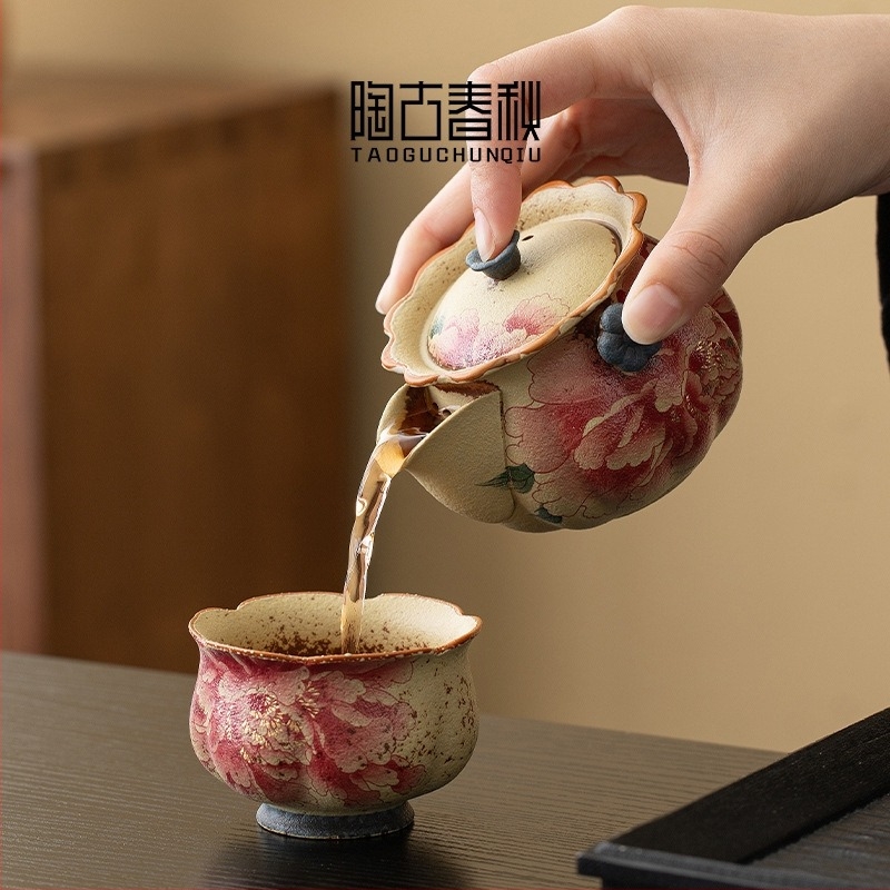 Kung-Fu teáskészlet porcelán teáskannával és két csészével, bazsarózsa mintával kék‑fehér, vörös akcentusok, ajándékdobozban