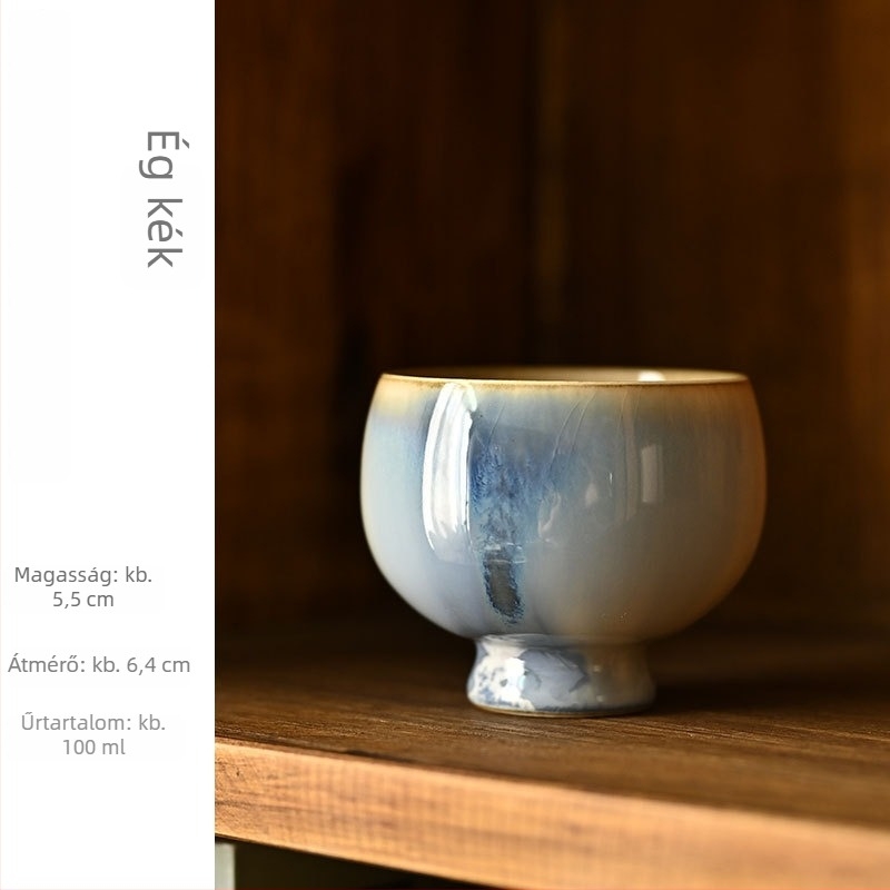 Kerámiából készült Gongfu teáscsésze ink-blue glazúrral, kézzel keréken készítve, magas talppal