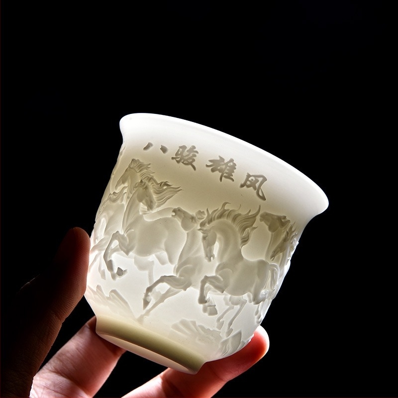 Fehér porcelán Gongfu teáscsésze domborított mintával, egyszerű személyes használatra