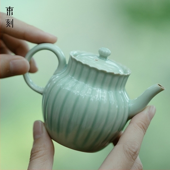 Japán-stílusú teáskanna fehér porcelánból, növényi hamu mázzal, golyó alakú szűrővel, modern elegáns dizájn