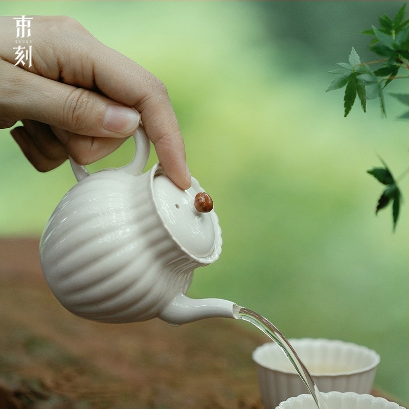 Japán-stílusú teáskanna fehér porcelánból, növényi hamu mázzal, golyó alakú szűrővel, modern elegáns dizájn