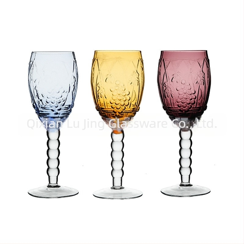 Északi stílusú, reliefes, színes üvegpohár vörösborhoz és pezsgőhöz, színes lábú goblet, minimalistás sörös pohár