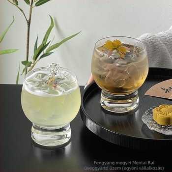 Átlátszó whiskys pohár magas talppal és domború testtel – modern minimalista dizájn