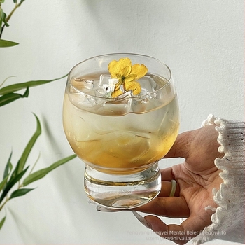Átlátszó whiskys pohár magas talppal és domború testtel – modern minimalista dizájn