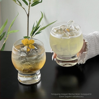 Átlátszó whiskys pohár magas talppal és domború testtel – modern minimalista dizájn